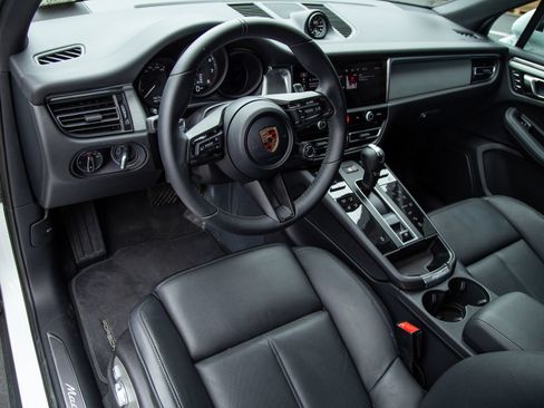 Used 2026 Porsche Macan AWD/4WD image 4