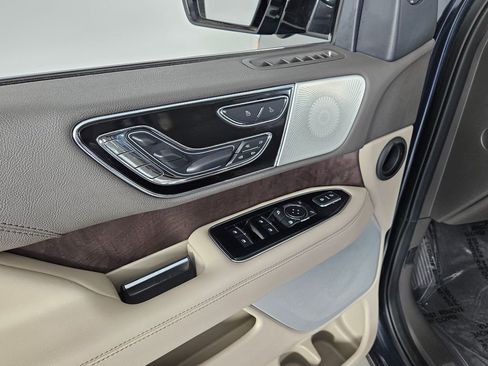 Used 2022 Lincoln Navigator Reserve image 12