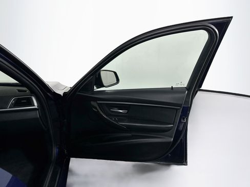 Used 2018 BMW 320i xDrive Sedan AWD/4WD image 32