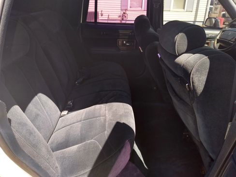 Used 1990 Lincoln Town Car Signature image 17