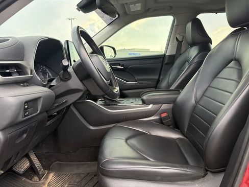 Used 2022 Toyota Highlander XLE FWD image 9