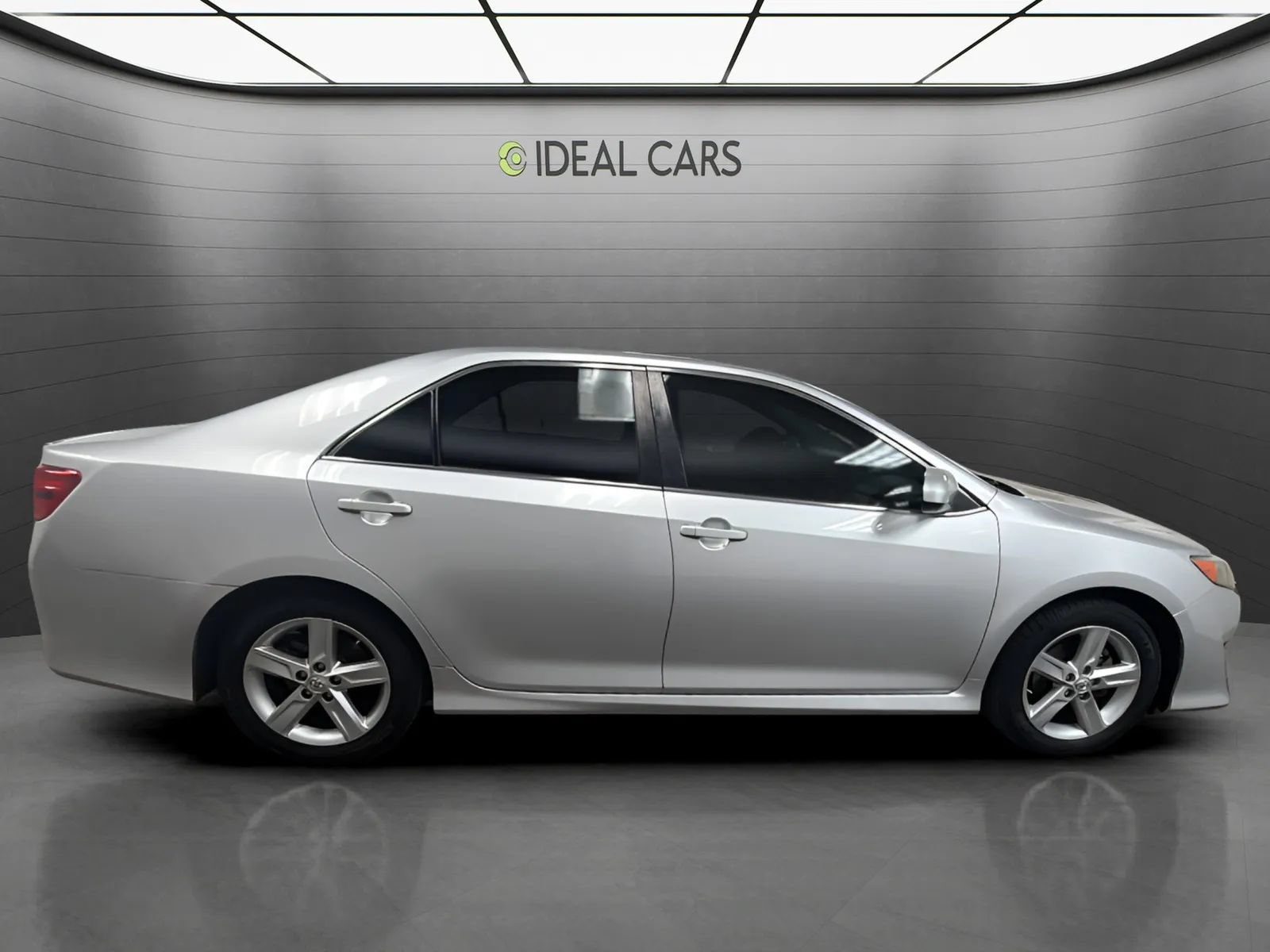 Used 2013 Toyota Camry SE FWD image 4