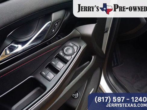 Used 2023 Chevrolet Traverse RS FWD image 17