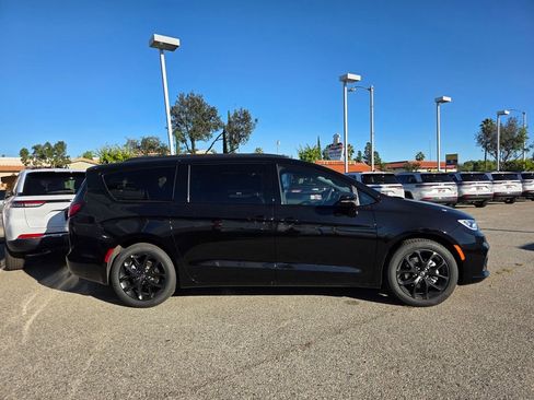 New 2026 Chrysler Pacifica Select w/ S Appearance Package image 3