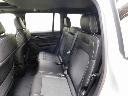 New 2025 Jeep Grand Cherokee Altitude image 10