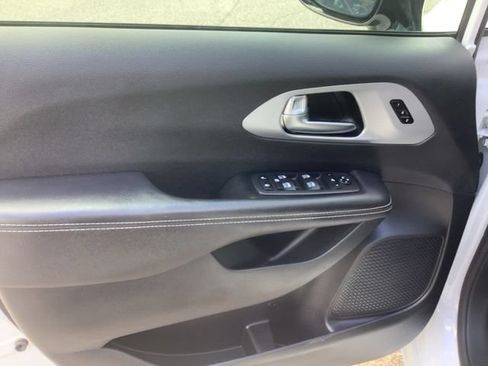 Used 2025 Chrysler Pacifica Limited FWD image 10