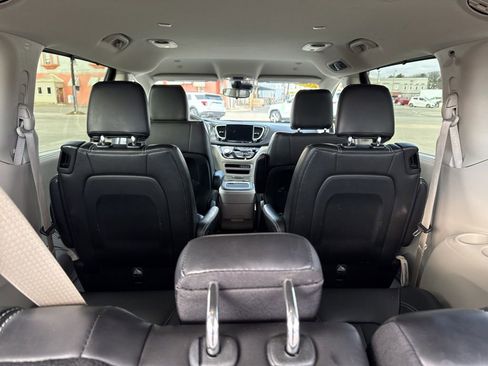 Used 2024 Chrysler Pacifica Touring-L image 6