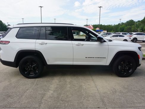Used 2024 Jeep Grand Cherokee L Altitude AWD/4WD image 23