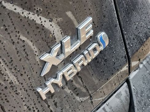 Used 2020 Toyota RAV4 XLE w/ Convenience Package image 8