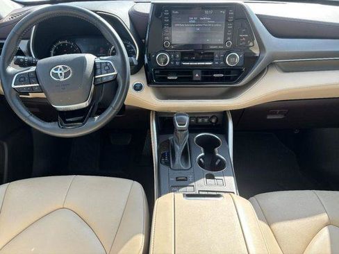 Certified 2021 Toyota Highlander XLE AWD/4WD image 13
