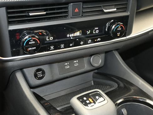 Used 2025 Nissan Rogue SV FWD image 25