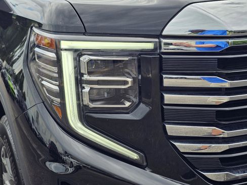 Used 2025 GMC Sierra 1500 SLT AWD/4WD image 4