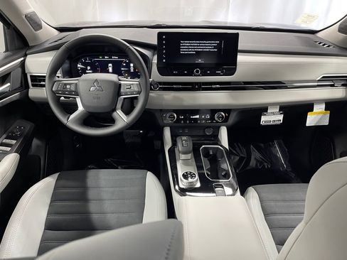 New 2025 Mitsubishi Outlander SE image 10