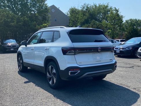 Certified 2025 Volkswagen Taos SE w/ Panoramic Sunroof Package AWD/4WD image 4
