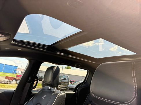 Used 2025 Chrysler Pacifica Limited FWD image 12