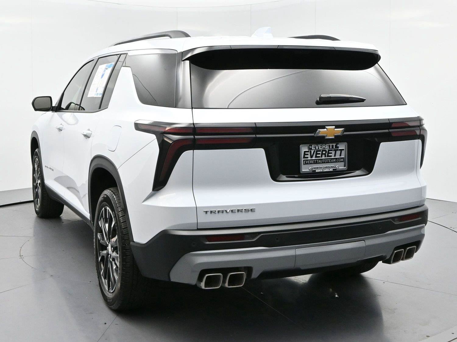 Used 2026 Chevrolet Traverse LT w/ Sun and Wheel Package FWD image 6
