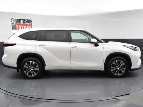 Used 2024 Toyota Highlander XLE AWD/4WD image 5