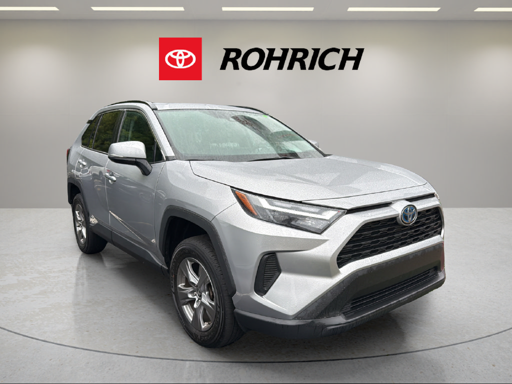 Used 2022 Toyota RAV4 XLE w/ Convenience Package AWD/4WD image 4