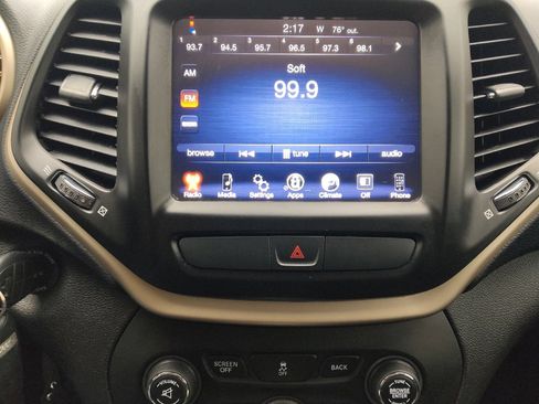Used 2016 Jeep Cherokee Latitude FWD image 25