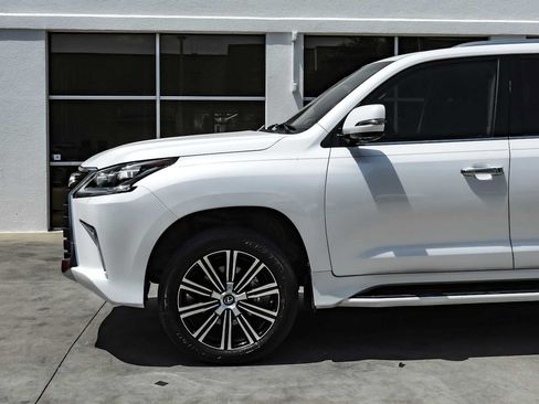 Used 2021 Lexus LX 570 4WD w/ Luxury Package image 17