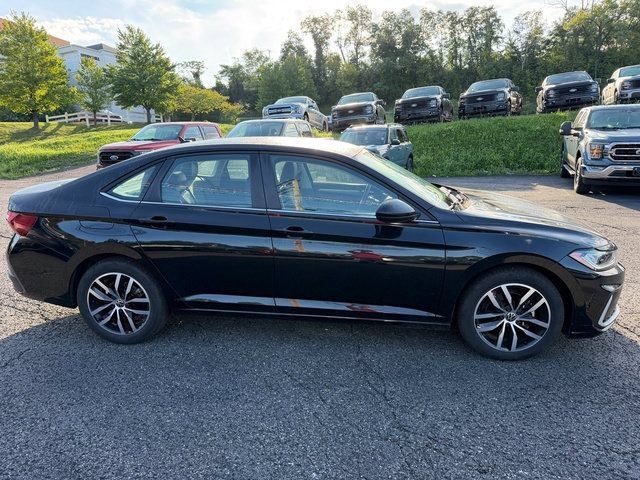 Used 2025 Volkswagen Jetta SE FWD image 7