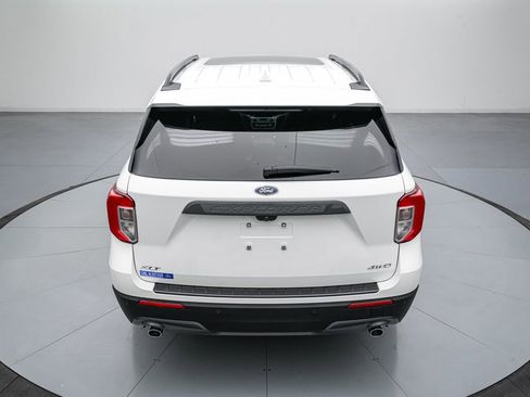 Certified 2022 Ford Explorer XLT w/ Equipment Group 202A image 5