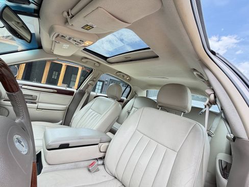Used 2003 Lincoln Town Car Signature RWD image 10