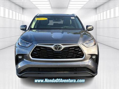 Used 2023 Toyota Highlander XLE image 2