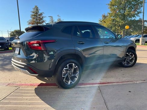 Used 2025 Chevrolet Trax LT image 6