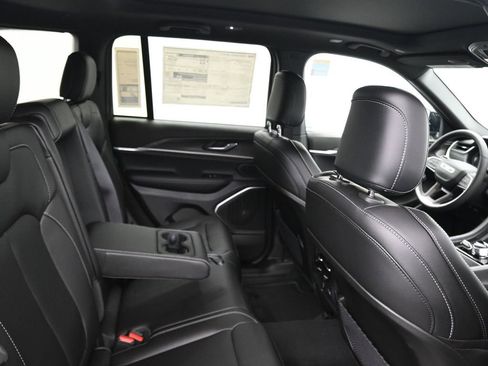 New 2025 Jeep Grand Cherokee Limited w/ Black Appearance Package image 17