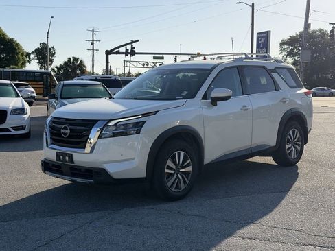 Used 2024 Nissan Pathfinder SL FWD image 9