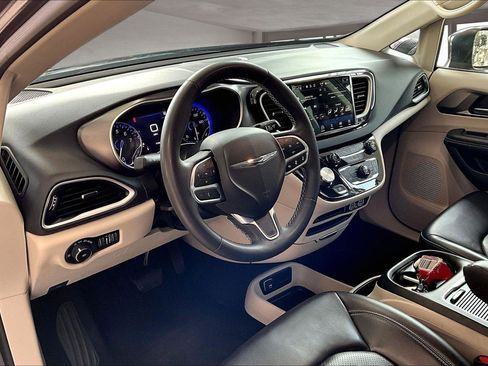 Used 2023 Chrysler Pacifica Touring-L FWD image 15