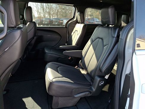 New 2026 Chrysler Pacifica Select FWD image 7