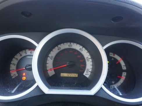 Used 2014 Toyota Tacoma PreRunner w/ SR5 Package image 10