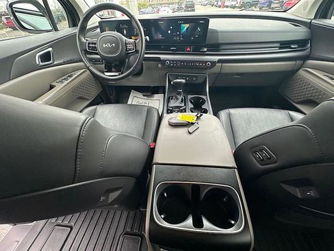 Used 2025 Kia Carnival EX image 16