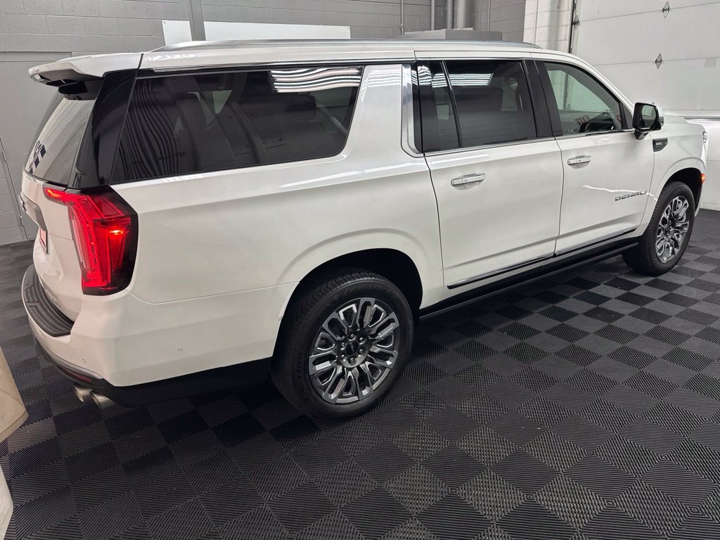 Used 2023 GMC Yukon XL Denali Ultimate AWD/4WD image 10