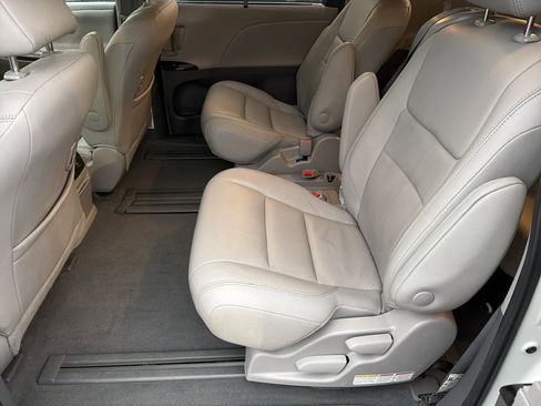 Used 2020 Toyota Sienna XLE image 21