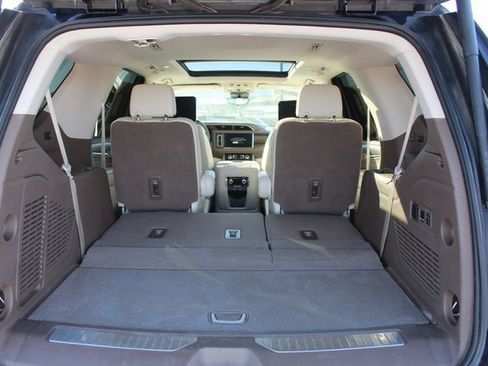 Used 2023 GMC Yukon Denali w/ Denali Reserve Package image 5