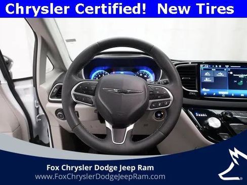 Certified 2024 Chrysler Pacifica Touring-L image 4