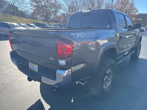 Used 2018 Toyota Tacoma TRD Off-Road image 4