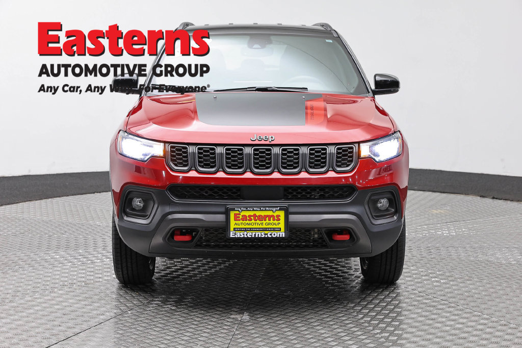 Used 2025 Jeep Compass Trailhawk AWD/4WD image 3