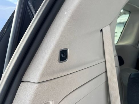 Used 2023 Chrysler Pacifica Touring-L image 43