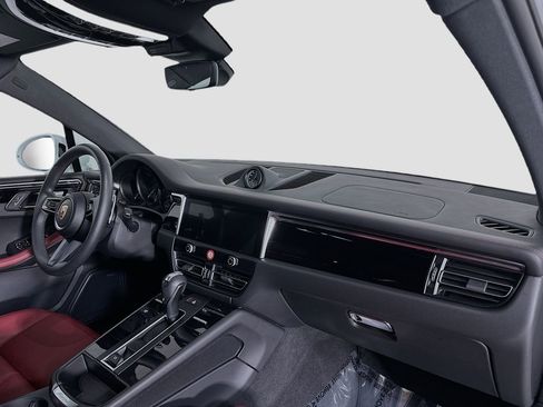 Used 2025 Porsche Macan image 32