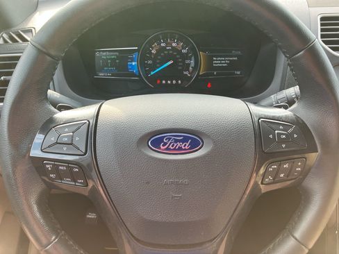 Used 2017 Ford Explorer XLT w/ Equipment Group 202A AWD/4WD image 15