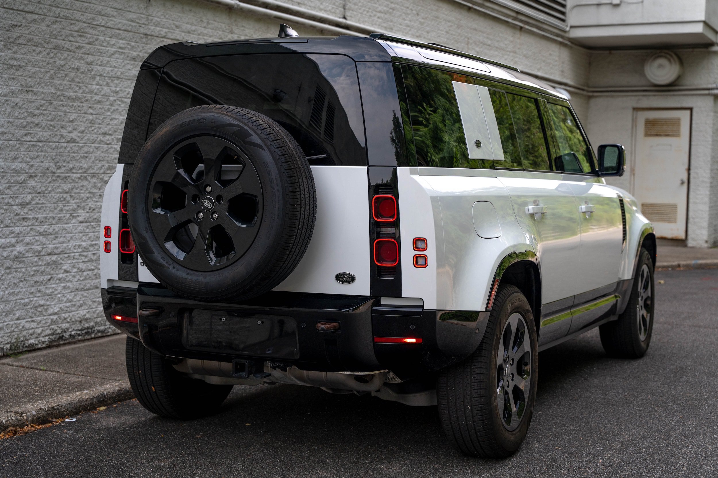 Used 2023 Land Rover Defender 110 X-Dynamic SE AWD/4WD image 7