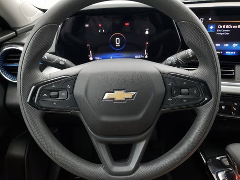 Used 2025 Chevrolet Trax LT image 21