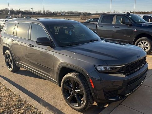 Used 2023 Jeep Grand Cherokee L Laredo image 2