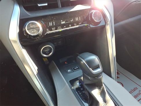 Used 2023 Toyota Venza LE image 16