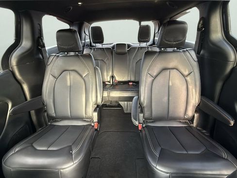 Used 2025 Chrysler Pacifica Select image 25
