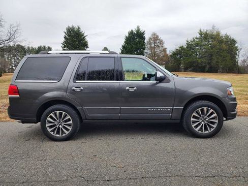 Used 2017 Lincoln Navigator Select image 5